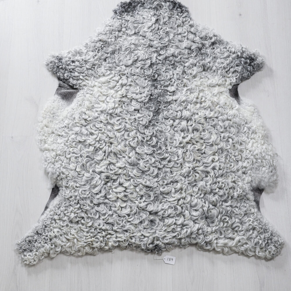 Nr 189 Ljusgrått lammskinn