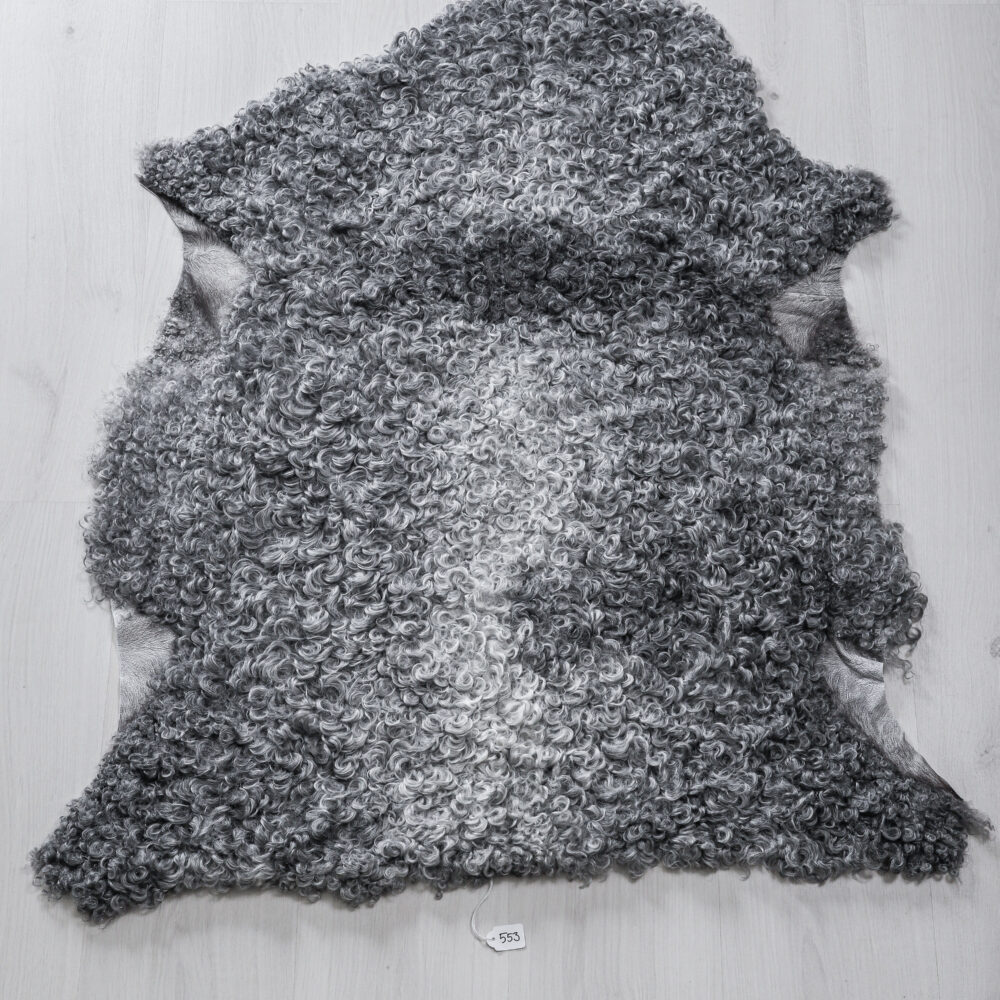 Nr 553 Mellangrått lammskinn