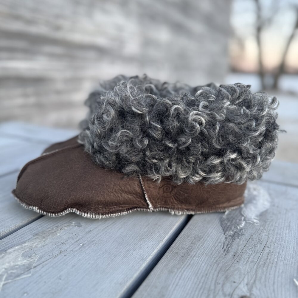 46-47 Fårskinnstofflor