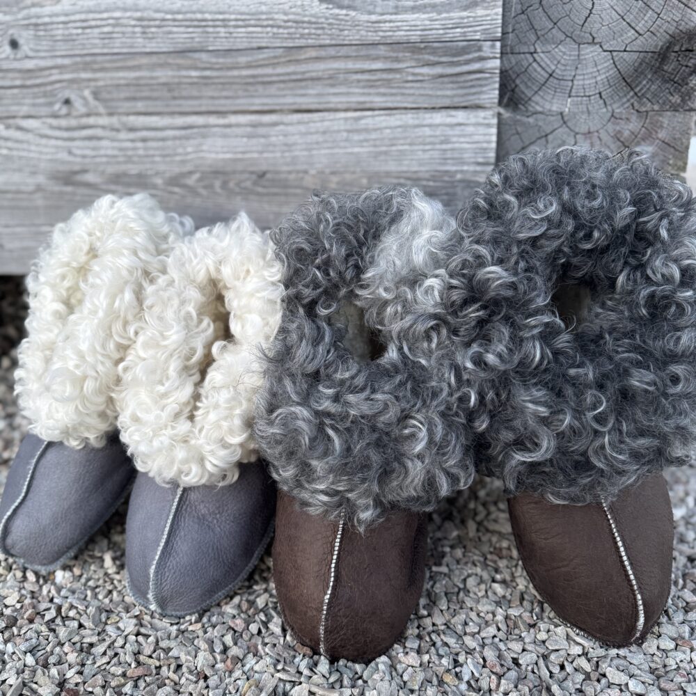 44-45 Fårskinnstofflor