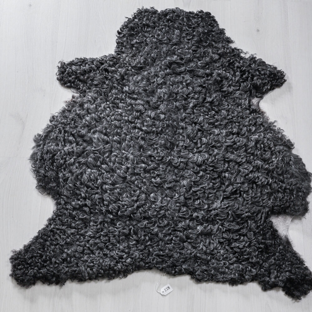 Nr 228 Mörkgrått lammskinn