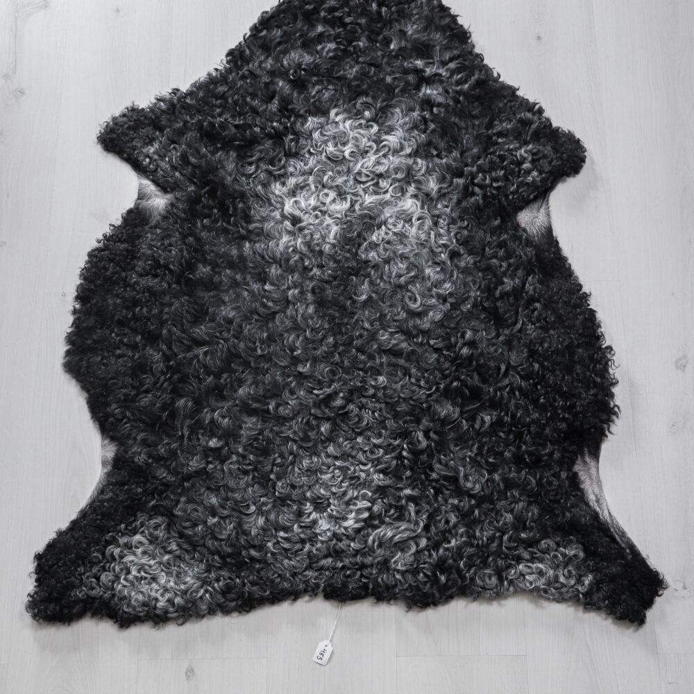 Nr 483 Mörkgrått fårskinn