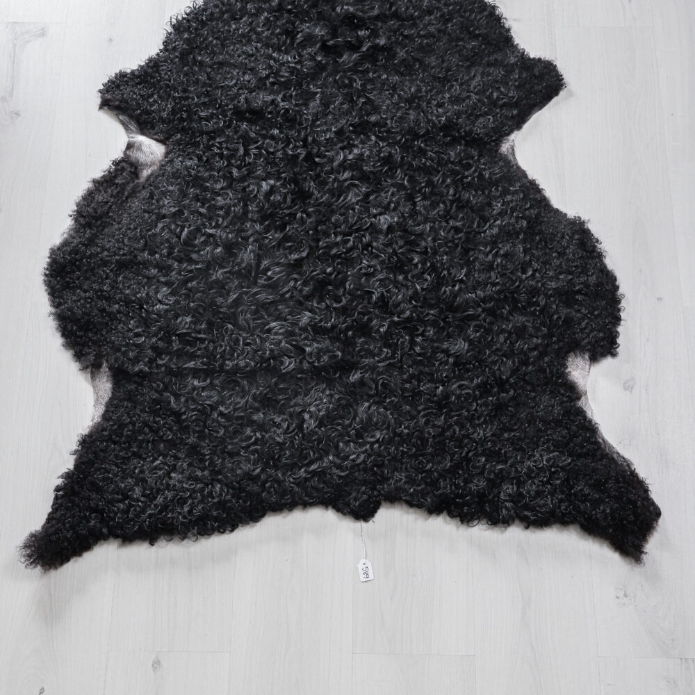 Nr 589 Svart fårskinn